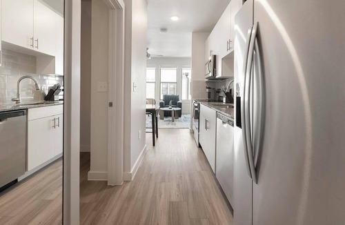 Sweetbriar Apartment | Landing | Chic Studio, Gym, Pool