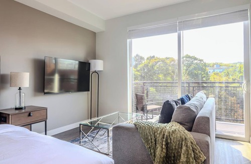 Ithaca Apartment | Landing | Chic Studio, Gym