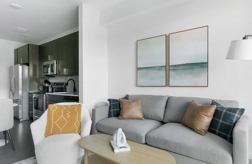 Richmond Apartment | Landing | Chic Studio, Pool, Gym