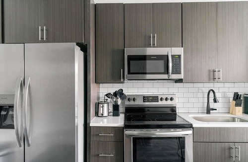 Richmond Apartment | Landing | Chic Studio, Pool, Gym