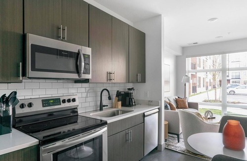 Richmond Apartment | Landing | Chic Studio, Pool, Gym