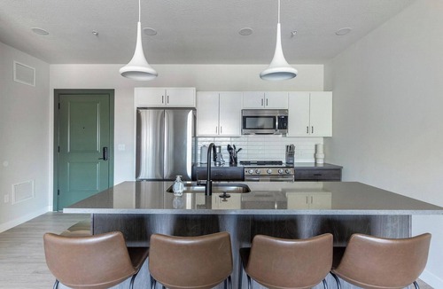 People's Freeway Apartment | Landing | Incredible 2BD, Courtyard, Clubhouse