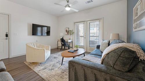Buda Apartment | Landing Incredible 1BD Game Room Gym
