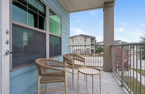 Lockhart Apartment | Landing | Incredible 1BD, Pool, Gym