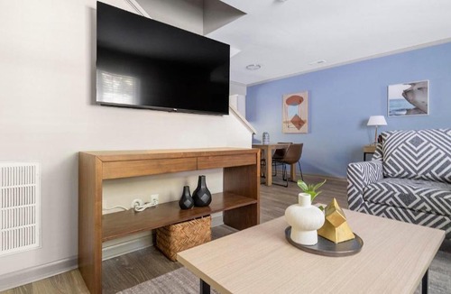 Crabtree Apartment | Landing Incredible 2BD Pool Gym
