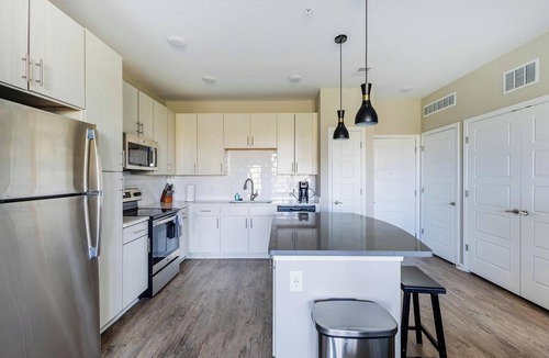 Kenton Apartment | Landing | Incredible 2BD, Gym, Pool