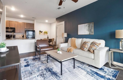 Lockhart Apartment | Landing | Incredible 2BD, Pool, Gym