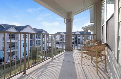 Lockhart Apartment | Landing | Incredible 2BD, Pool, Gym