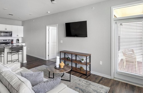 Madison Apartment | Landing | Incredible 2BD, Pool, Gym