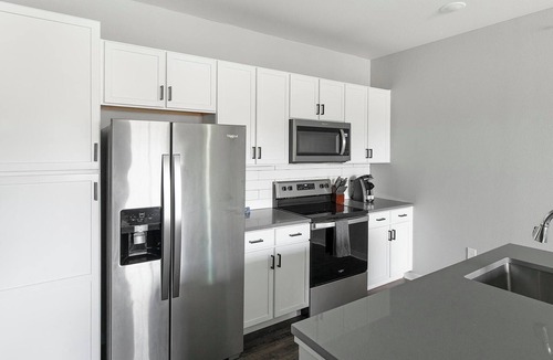 Madison Apartment | Landing | Incredible 2BD, Pool, Gym