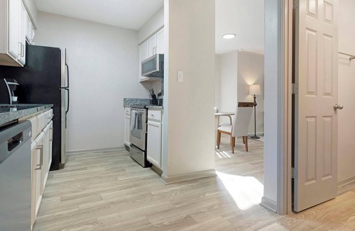 Crabtree Apartment | Landing | Incredible 2BD, Tennis Court, Pool