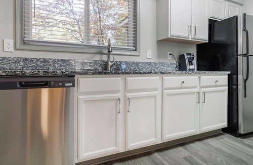 Crabtree Apartment | Landing | Incredible 2BD, Tennis Court, Pool