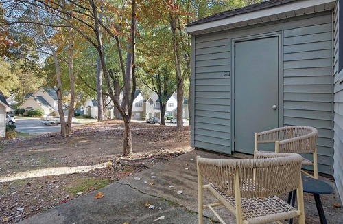 Crabtree Apartment | Landing | Incredible 2BD, Tennis Court, Pool