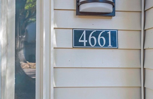 Crabtree Apartment | Landing | Incredible 2BD, Tennis Court, Pool