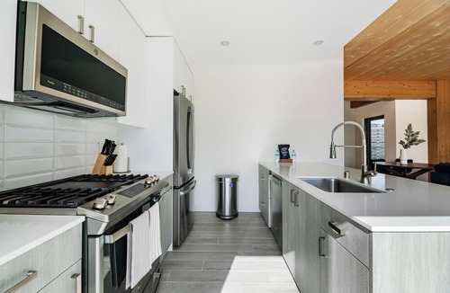East Town Apartment | Landing | Incredible 3BD, Gym, Pool