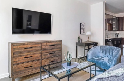 Woodland Heights Apartment | Landing | Incredible Studio, Yoga Studio