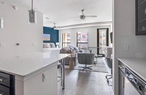 Woodland Heights Apartment | Landing | Incredible Studio, Yoga Studio