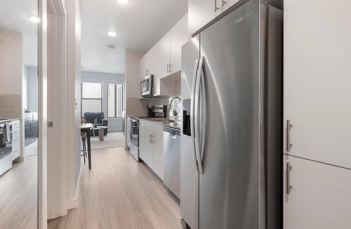 Sweetbriar Apartment | Landing | Incredible Studio, Pool, Gym