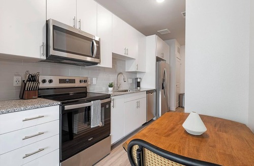Sweetbriar Apartment | Landing | Incredible Studio, Pool, Gym