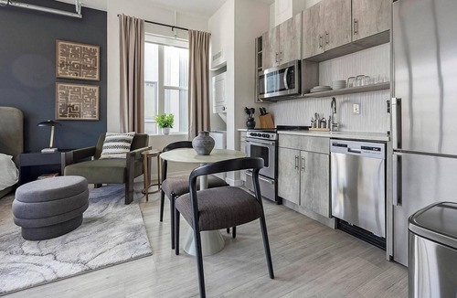 Highland Apartment | Landing | Incredible Studio, Rooftop Lounge