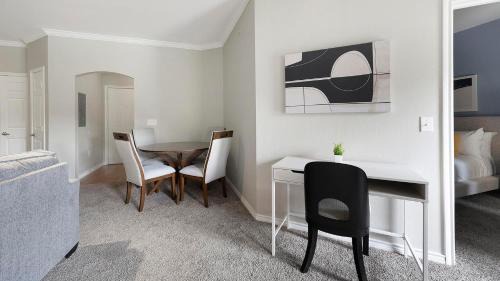 Del Mar Apartment | Landing Incredible 2BD Clubhouse
