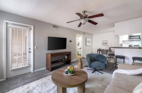 Sunbeam Apartment | Landing | Incredible 1BD, Courtyard, Gym