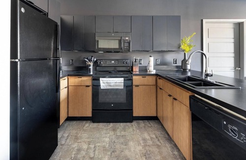 Springfield Apartment | Landing | Incredible 3BD, Courtyard