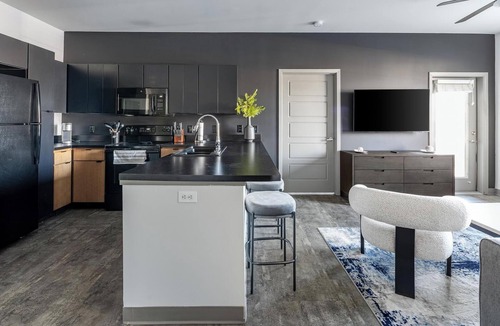 Springfield Apartment | Landing | Incredible 3BD, Courtyard