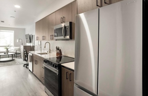 Crown Hill Apartment | Landing | Modern 1BD, Gym