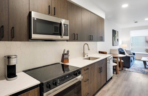 Crown Hill Apartment | Landing | Modern 1BD, Gym