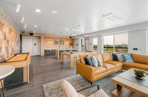 Crown Hill Apartment | Landing | Modern 1BD, Gym