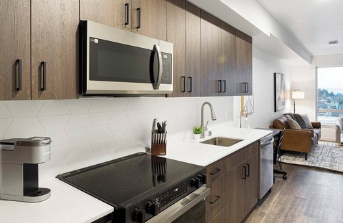 Crown Hill Apartment | Landing | Modern 1BD, Gym