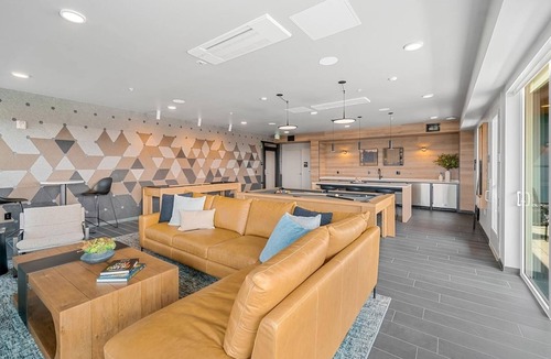 Crown Hill Apartment | Landing | Modern 1BD, Gym
