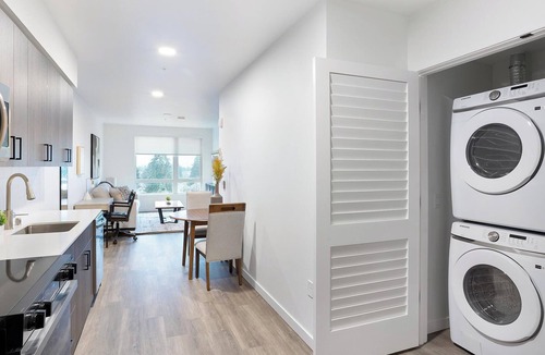 Crown Hill Apartment | Landing | Modern 1BD, Gym