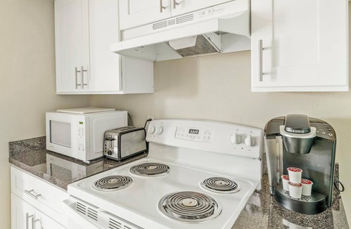 Southbelt/Ellington Apartment | Landing | Modern 1BD, Pool, Game Room