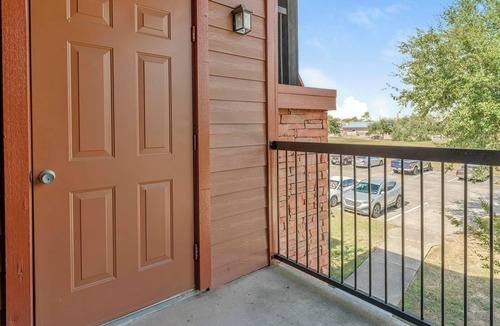 Southbelt/Ellington Apartment | Landing | Modern 1BD, Pool, Game Room