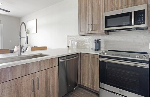 Katy Apartment | Landing | Modern 1BD, Pool, Gym