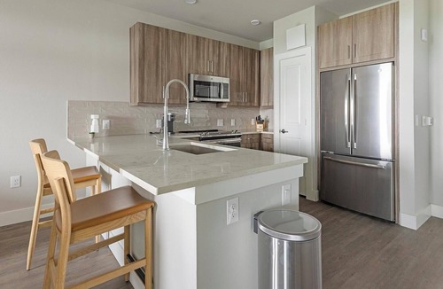 Katy Apartment | Landing | Modern 1BD, Pool, Gym