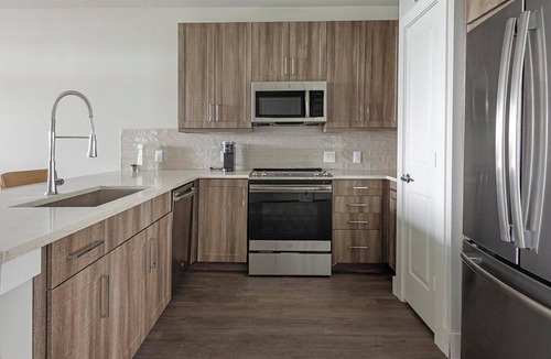 Katy Apartment | Landing | Modern 1BD, Pool, Gym