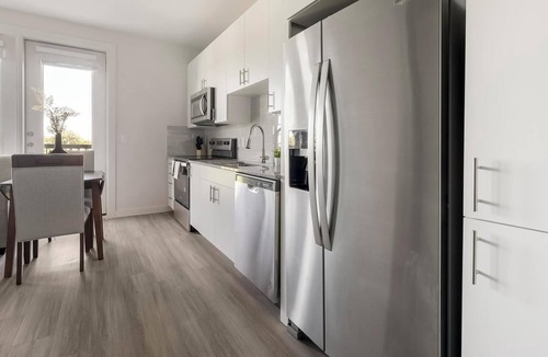 Sweetbriar Apartment | Landing | Modern 1BD, Pool, Gym
