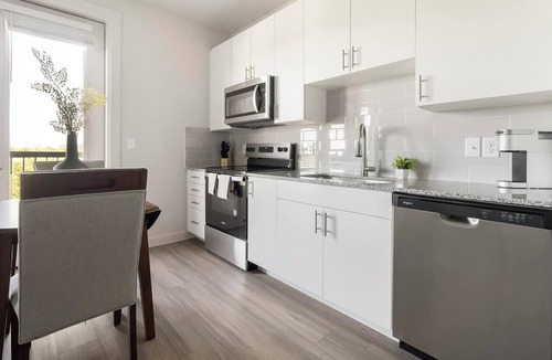 Sweetbriar Apartment | Landing | Modern 1BD, Pool, Gym