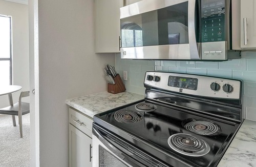 Briarforest Apartment | Landing | Modern 1BD, Pool, Gym