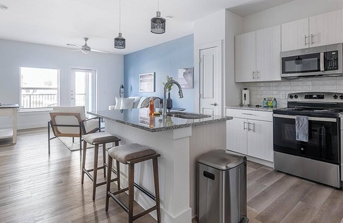 Leander Apartment | Landing | Modern 1BD, Pool, Gym