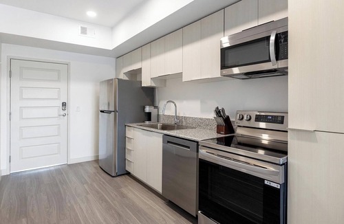 North Mountain Apartment | Landing | Modern 1BD, Pool, Gym