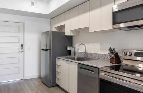 North Mountain Apartment | Landing | Modern 1BD, Pool, Gym