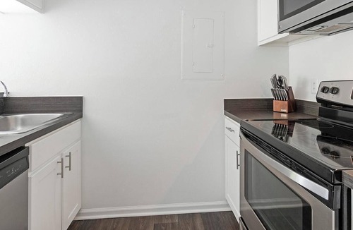 Sunbeam Apartment | Landing | Modern 1BD, Gym, Courtyard