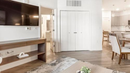 Northgate Apartment | Landing Modern 2BD Gym Pool