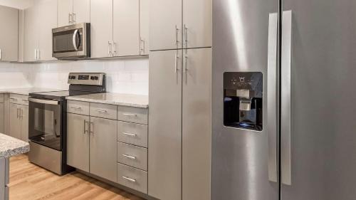 Northgate Apartment | Landing Modern 2BD Gym Pool