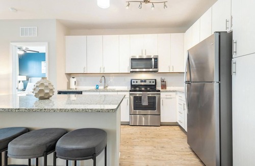 Land O' Lakes Apartment | Landing | Modern 2BD, Clubhouse, Gym