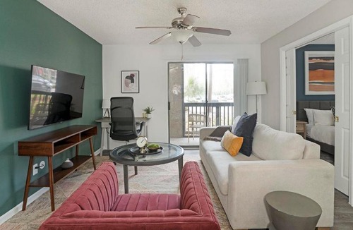 Sunbeam Apartment | Landing Modern 2BD Courtyard Gym